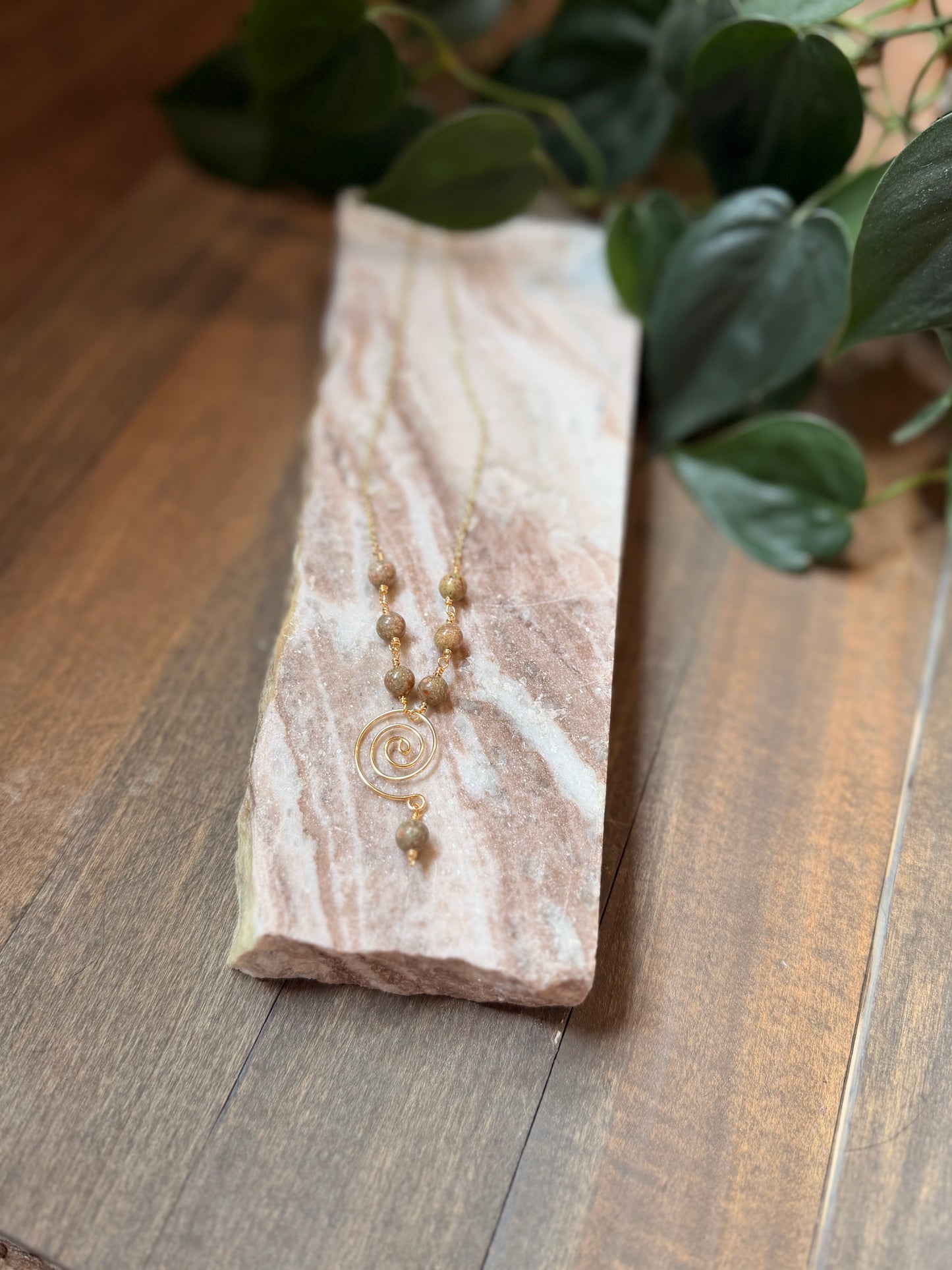 Brown Gemstone Swirl Neclace