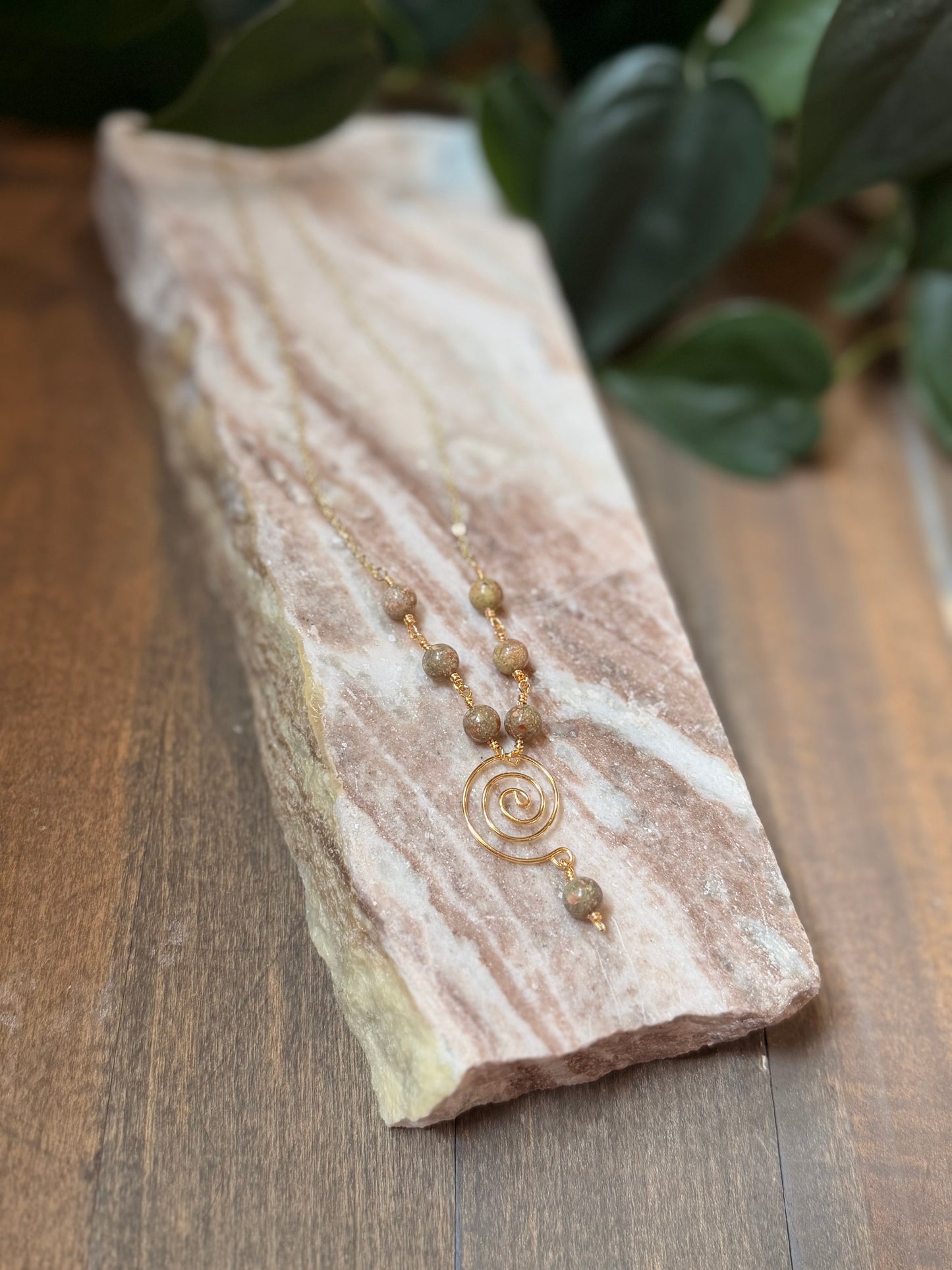 Brown Gemstone Swirl Neclace